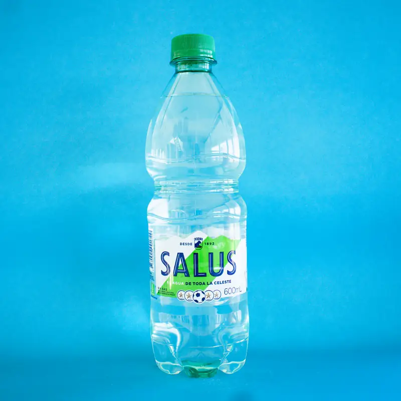 Agua sin gas